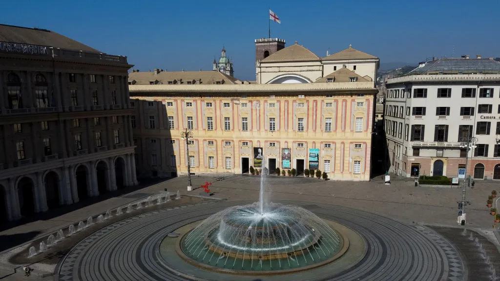 Outdoor view of Italian square.