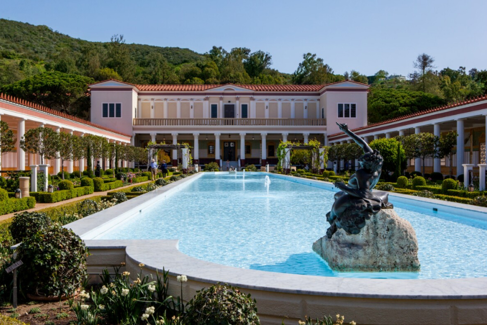 A villa with a large fountain at its center.