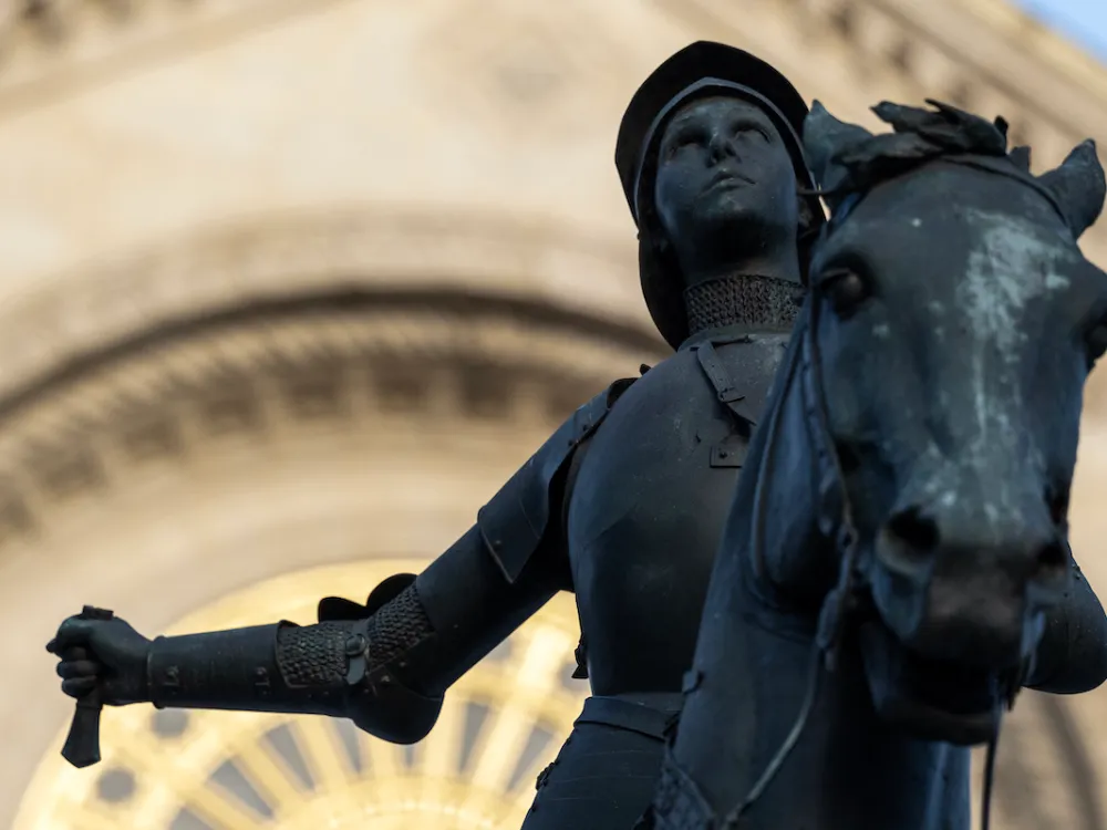 Man Steals Sword from Parisian Statute of Joan of Arc, Motive Unknown
