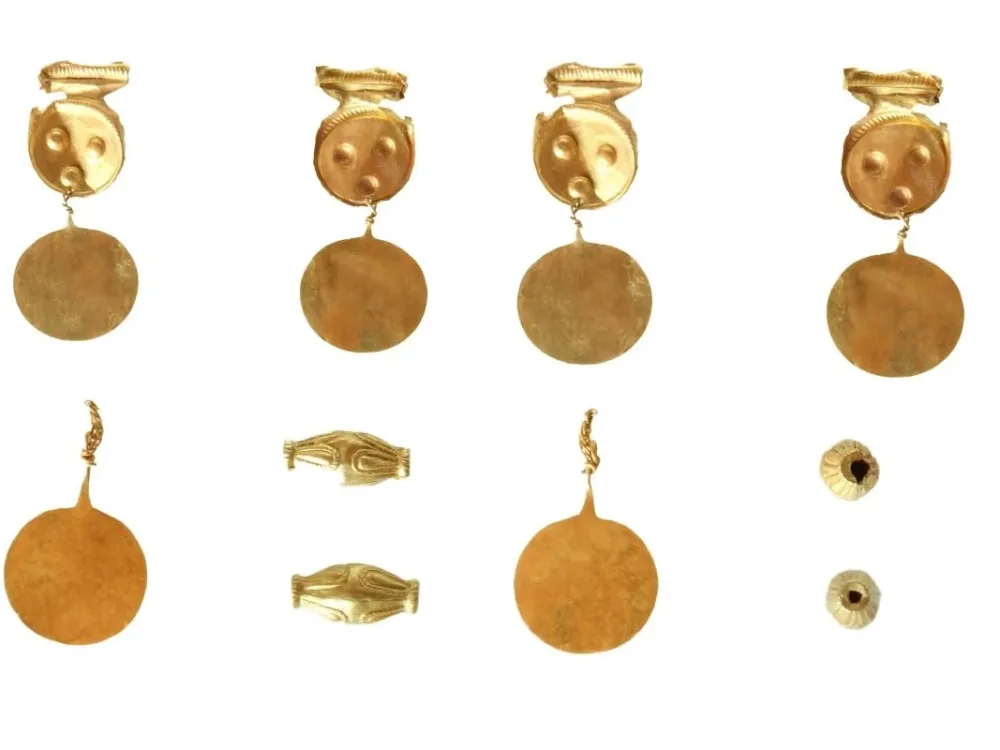 Disc-shaped pieces of gold.