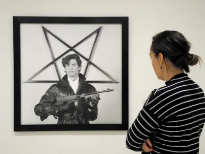 24 January 2019, US, New York: A visitor looks at a self-portrait of the photographer Robert Mapplethorpe in the exhibition 