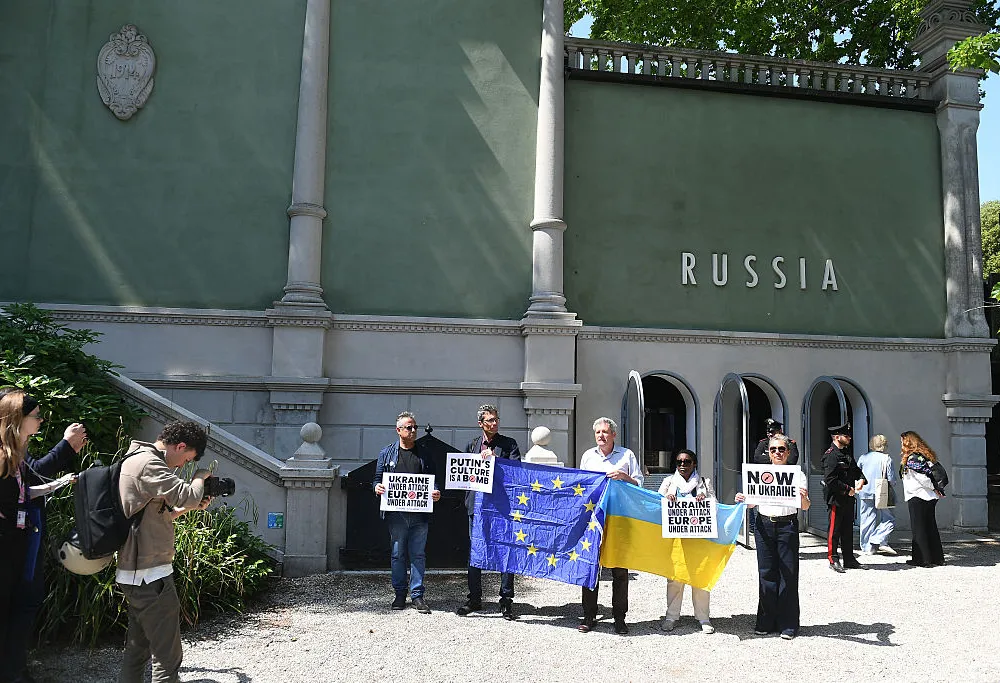 09 May 2026, Italy, Venedig: Protesters in front of the Russian pavilion on the grounds of the 2026 Art Biennale on the opening day of the event commemorate Russia